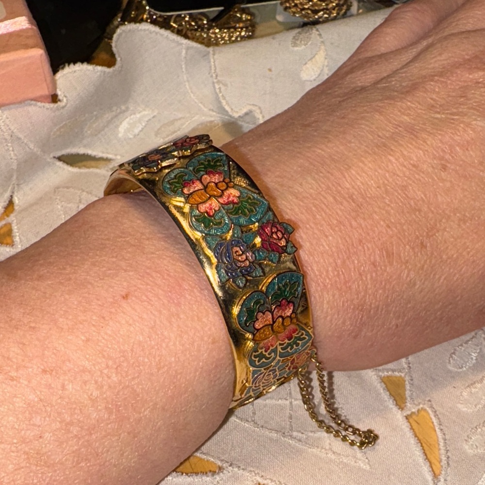 018)Vintage-Gold Tone Hinged Bangle With Cloisonné
Butterflies Safety Chain